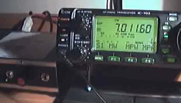 A zajcsökkentő egy IC-703-as rádióra kötve az asztalomon.